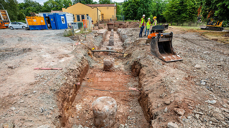 Letzter Bauabschnitt um den jahrelangen Hochwasserschutz an der Brend in Bad Neustadt wird fertiggestellt. Herzstücke aus Eisen und Beton der Bohrpfahlarbeit.