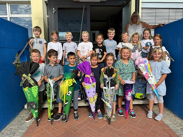 Zehn Mädchen und sieben Jungen gehen in die jahrgangsgemischte Klasse 1/2b der Grundschule Oberaurach in Trossenfurt. Die Klassenlehrerin der Abc-Schützen und Zweitklässler ist Astrid Kreitmair.