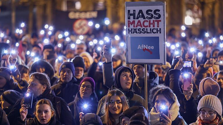 Demonstration in Schwerin.jpeg       -  Rund 1600 Menschen haben in Schwerin gegen die AfD und Rechtsextremismus demonstriert. Auch in vielen anderen Städten sind Demos gegen rechts geplant, am Sonntag zum Beispiel in München.