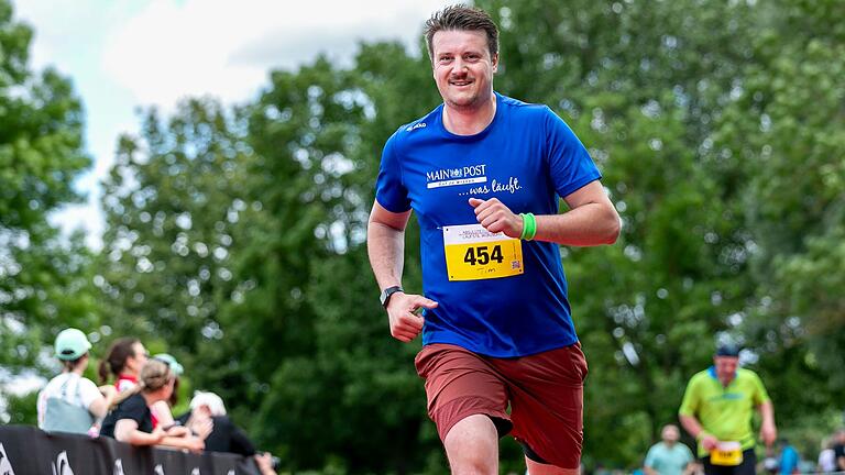 Zieleinlauf beim Triathlon am Erlabrunner See. Im Bild: Tim Eisenberger (Main-Post) im Selbstversuch bei der Jedermann-Distanz.