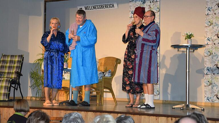 Der Besuch im Gourmetrestaurant am Vorabend öffnet den beiden Freunden Oswald und Emil die Augen, dass die Ansprüche der weiblichen Bekanntschaften Chantal und Jacquelin ihre Finanzen zu stark belasten könnten (von links): Karin Sponner, Uwe Arnold, Anja Schrauth und Erich Nowak. Der Besuch im Gourmetrestaurant am Vorabend öffnet den beiden Freunden Oswald und Emil die Augen, dass die Ansprüche der weiblichen Bekanntschaften Chantal und Jacquelin ihre Finanzen zu stark belasten könnten (von links): Karin Sponner, Uwe Arnold, Anja Schrauth und Erich Nowak.