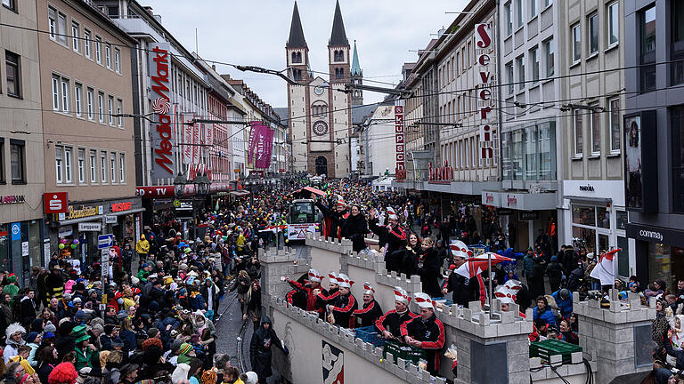 So wird für die Sicherheit bei Faschingszügen gesorgt       -  Mit rund 100.000 Zuschauern gilt der Würzburger Umzug (Bild von 2018) als der größte Faschingszug in Süddeutschland.