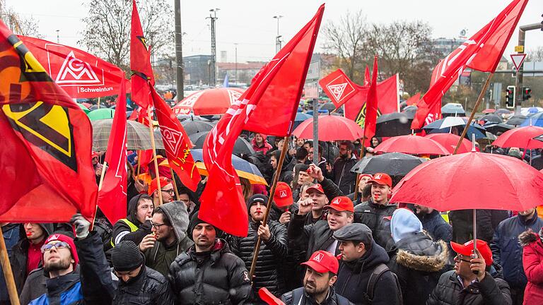 IG-Metall Protestveranstaltung an der Hahnenhügelbrücke in Schweinfurt: Am Mittwoch forderten tausende Metaller Sicherheit für ihre Arbeitsplätze. IG-Metall Protestveranstaltung an der Hahnenhügelbrücke in Schweinfurt: Am Mittwoch forderten tausende Metaller Sicherheit für ihre Arbeitsplätze. 