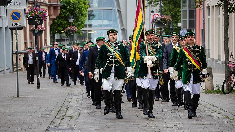 Das 101. Stiftungsfest der T.St.V. Moeno Ripuaria zu Würzburg und Schweinfurt begann mit einem Festzug vom Verbindungshaus am Mühltor zum Schweinfurter Rathaus.