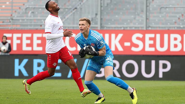 Jan Reichert (rechts), der Torwart des 1. FC Nürnberg II, hat zugepackt. Saliou Sane (Würzburger Kickers) kommt zu spät.&nbsp;