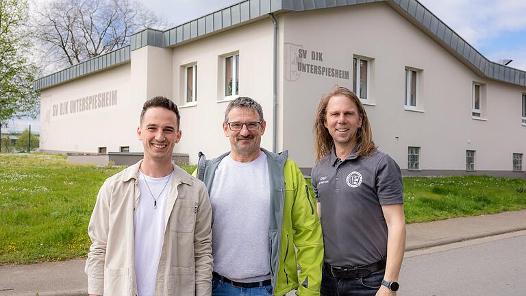 Merlin und Philipp Heusinger vom gleichnamigen Malerbetrieb sowie Markus Ebert, Vorsitzender des SV DJK Unterspiesheim vor dem neugestalteten Sportheim in Unterspiesheim Merlin und Philipp Heusinger vom gleichnamigen Malerbetrieb sowie Markus Ebert, Vorsitzender des SV DJK Unterspiesheim vor dem neugestalteten Sportheim in Unterspiesheim
