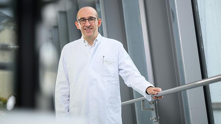 Prof. Gabriel Krastl ist Direktor der Klinik für Zahnerhaltung und Parodontologie in Würzburg und Generalsekretär der Deutschen Gesellschaft für Endodontologie und zahnärztliche Traumatologie. Prof. Gabriel Krastl ist Direktor der Klinik für Zahnerhaltung und Parodontologie in Würzburg und Generalsekretär der Deutschen Gesellschaft für Endodontologie und zahnärztliche Traumatologie.