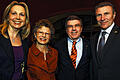 Die Krawatte sitzt schief: Sergej Bubka und Thomas Bach posieren mit ihren Gattinnen Claudia Bach und Lilia Bubka (von rechts) bei einem Empfang während der Leichtathletik-WM 2009 in Berlin. Jetzt sind die beiden Herren plötzlich Konkurrenten bei der Wahl des neuen IOC-Präsidenten.