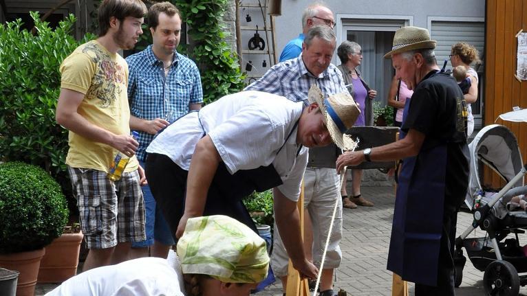 Aus Hanfseil wird Hüpfseil:  Erwin Breuning zeigte, wie das geht.