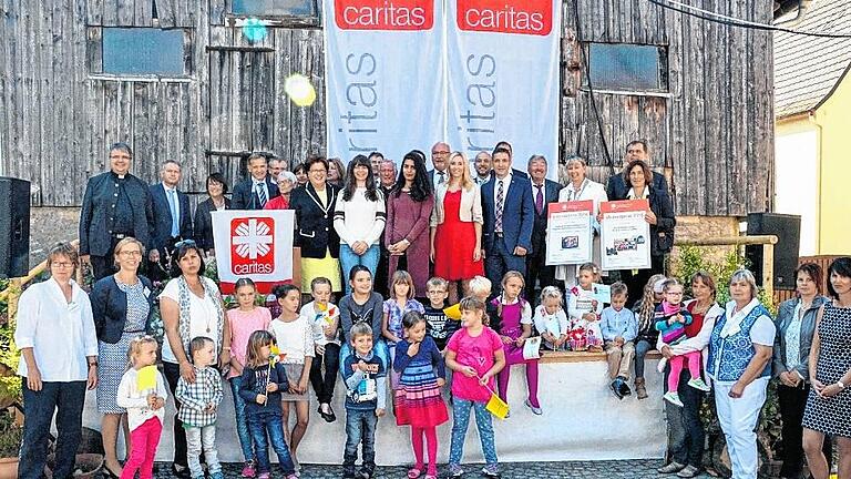 &bdquo;Aktienpakete pflegen keinen älteren Menschen&ldquo;, erklärte Bischof Dr. Friedhelm Hofmann beim Gottesdienst zum Vinzenztag 2016. Der Diözesan-Caritasverband zeichnete Mehrgenerationenhäuser in Kitzingen und Binsfeld mit dem Vinzenzpreis aus.