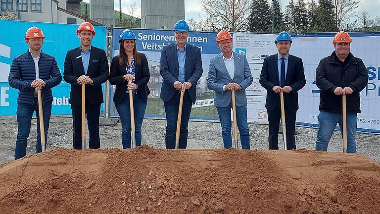 Durften gemeinsam den ersten Spatenstich vornehmen (von links): Stefan Aschbacher, Matthias Wolf, Carolin Glöckle, Jürgen Götz , Johannes Siegler, Georg Sperrle und Martin Klug.