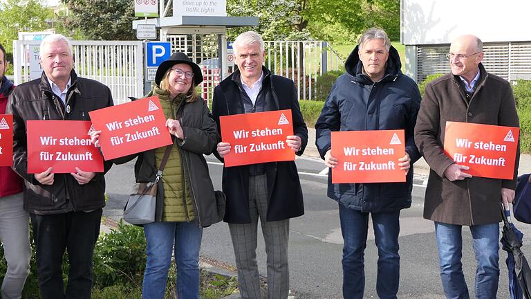 Auch viele Politiker nahmen an der Menschenkette teil, wie (von links) Eberns Bürgermeister Jürgen Hennemann mit seiner Ehefrau Simone Bastian, Landtagsabgeordneter Steffen Vogel, zweiter Bürgermeister Harald Pascher und Landrat Wilhelm Schneider.