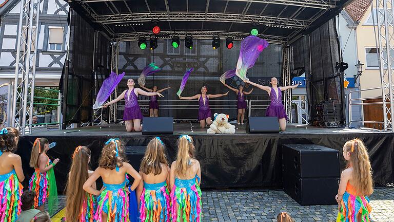 Am Sonntagnachmittag gab es auf dem Marktplatz und im Spitalgarten ein abwechslungsreiches Bühnenprogramm mit jungen Akteurinnen und Akteuren.