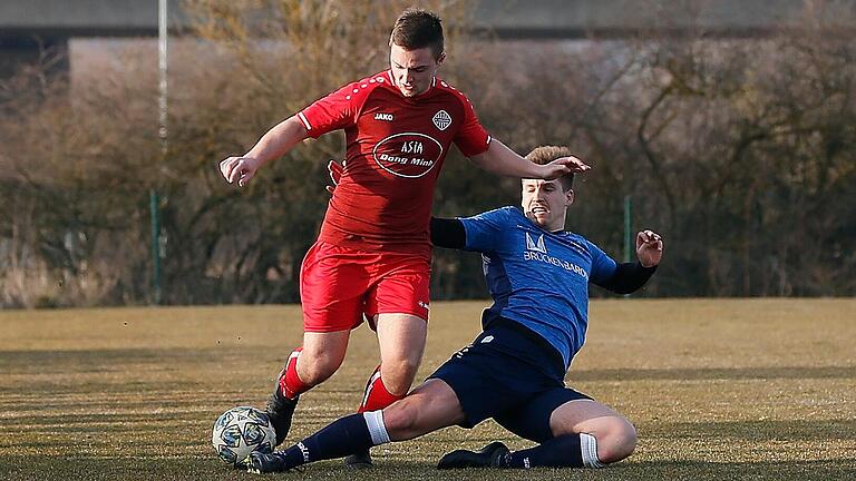 Daniel Riedl (links, Eibelstadt) und Alexander Kreusser (Sonderhofen) im Zweikampf.&nbsp;Niklas Purucker erzielte im Kreisliga-Spiel gegen Sonderhofen die Führung für Eibelstadt, Sonderhofen kam nach dem Seitenwechsel durch Kreusser zum Ausgleich. Das Spiel endete unentschieden.