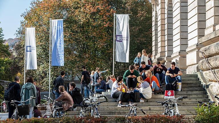 Studierende vor der Neuen Universität am Sanderring in Würzburg. Jahrelang hat die JMU vom Ausbauprogramm stark profitiert – nun werden Gelder neu verteilt.