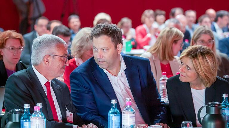 Außerordentlicher Parteitag SPD Rheinland-Pfalz - Generationswechsel bei der SPD in Rheinland-Pfalz: Nach Ministerpräsidentin Malu Dreyer geht auch Parteichef Roger Lewentz (l). Hier im Gespräch mit SPD-Chef Lars Klingbeil (m.) Außerordentlicher Parteitag SPD Rheinland-Pfalz - Generationswechsel bei der SPD in Rheinland-Pfalz: Nach Ministerpräsidentin Malu Dreyer geht auch Parteichef Roger Lewentz (l). Hier im Gespräch mit SPD-Chef Lars Klingbeil (m.)