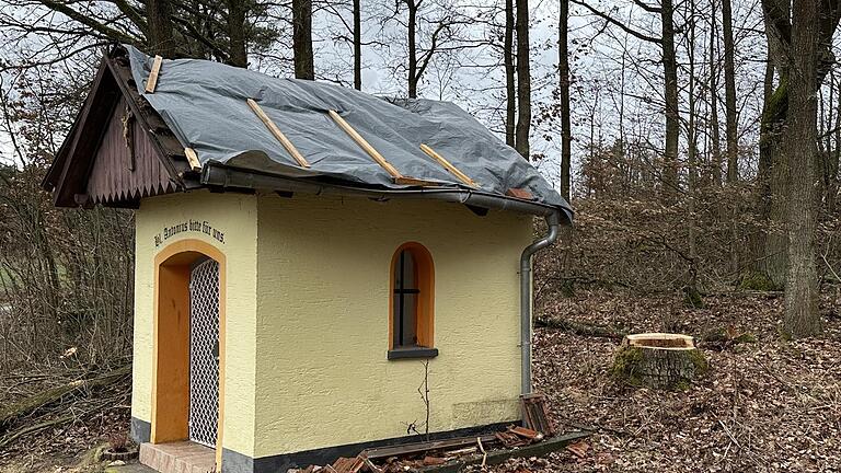 Die kleine Kapelle am Ortsrand von Reichenbach in Richtung Windheim wurde durch einen Baum stark beschädigt, der bei einem Sturm umgefallen ist. - Die kleine Kapelle am Ortsrand von Reichenbach in Richtung Windheim wurde durch einen Baum stark beschädigt, der bei einem Sturm umgefallen ist. Die kleine Kapelle am Ortsrand von Reichenbach in Richtung Windheim wurde durch einen Baum stark beschädigt, der bei einem Sturm umgefallen ist. - Die kleine Kapelle am Ortsrand von Reichenbach in Richtung Windheim wurde durch einen Baum stark beschädigt, der bei einem Sturm umgefallen ist.