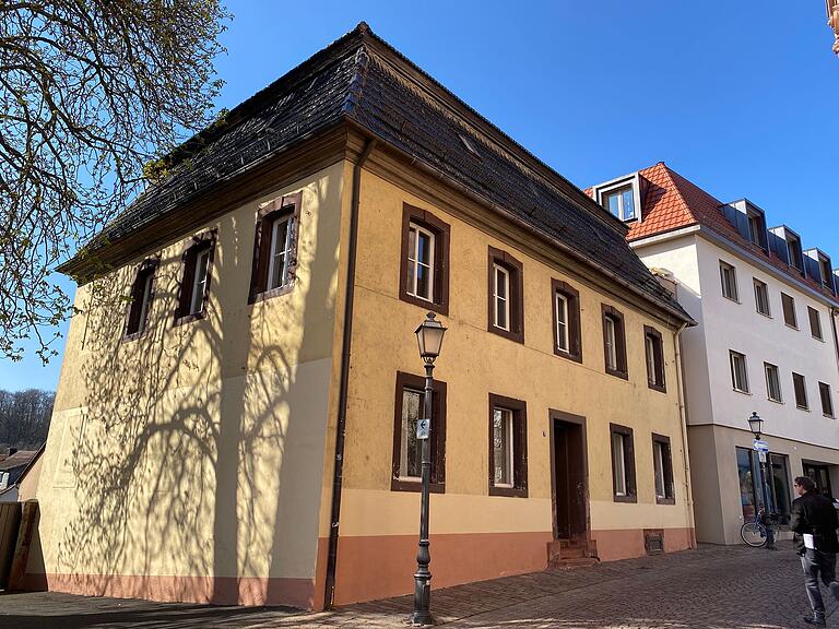 Die Stadt Marktheidenfeld möchte mit einer Planwerkstatt Ideen für die zukünftige Nutzung des alten Pfarrhauses, den angrenzenden Pfarrgarten und das Anwesen in der Herrngasse 2 entwickeln. Die Stadt Marktheidenfeld möchte mit einer Planwerkstatt Ideen für die zukünftige Nutzung des alten Pfarrhauses, den angrenzenden Pfarrgarten und das Anwesen in der Herrngasse 2 entwickeln.