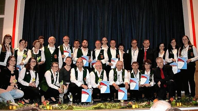 Manfred Ländner (vierter von rechts hinten) zeichnete als Präsident des Nordbayerischen Musikbundes die Blaskapelle des Männergesangvereins Erlabrunn (MGV) mit Ehrennadeln aus, was MGV-Vorsitzenden Armin Steinmetz (vorne rechts) freute. Manfred Ländner (vierter von rechts hinten) zeichnete als Präsident des Nordbayerischen Musikbundes die Blaskapelle des Männergesangvereins Erlabrunn (MGV) mit Ehrennadeln aus, was MGV-Vorsitzenden Armin Steinmetz (vorne rechts) freute.