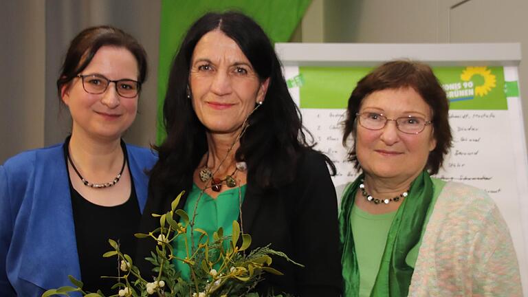 Der Kitzinger Ortsverband von Bündnis 90/Die Grünen nominierte Stadträtin Andrea Schmidt (Mitte) am Donnerstag zur Kandidatin für die Oberbürgermeisterwahl. Ihr gratulierten die Sprecherinnen des Ortsverbands, Eva Trapp (links) und Christa Büttner (rechts). Der Kitzinger Ortsverband von Bündnis 90/Die Grünen nominierte Stadträtin Andrea Schmidt (Mitte) am Donnerstag zur Kandidatin für die Oberbürgermeisterwahl. Ihr gratulierten die Sprecherinnen des Ortsverbands, Eva Trapp (links) und Christa Büttner (rechts).