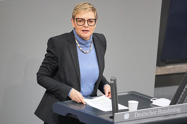 Sabine Dittmar am Rednerpult im Deutschen Bundestag.