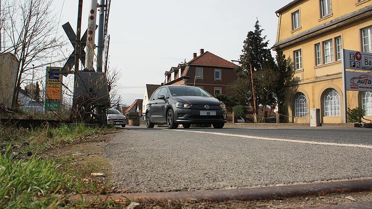 Der Fußweg am Bahnübergang in der Frankenwinheimer Straße in Gerolzhofen bereitet Grund zur Sorge. Es geht um die Sicherheit der Fußgängerinnen und Fußgänger, die dort auf dem Weg zu den angrenzenden Einkaufsmärkten die Engstelle passieren müssen. Direkt neben ihnen fließt auf der Staatsstraße der dichte Verkehr.