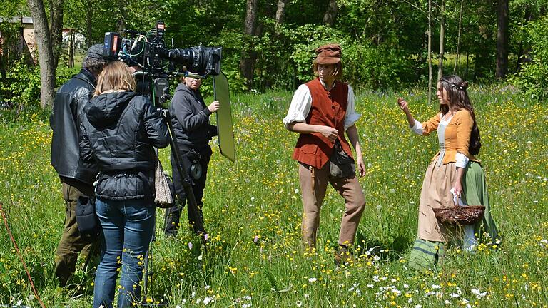 Das Fränkischen Freilandmuseum Fladungen diente in den vergangenen Jahren immer wieder als Drehort für die Märchenfilme. So entstand Rotkäppchen im Jahr 2012, Siebenschön (unser Bild 2014) und Der Räuber Hotzenplotz (2022).       -  Das Fränkischen Freilandmuseum Fladungen diente in den vergangenen Jahren immer wieder als Drehort für die Märchenfilme. So entstand Rotkäppchen im Jahr 2012, Siebenschön (unser Bild 2014) und Der Räuber Hotzenplotz (2022).