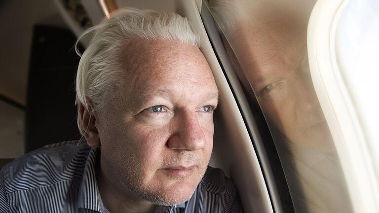 Julian Assange       -  Ein Screenshot aus dem Wikileaks-Konto X zeigt Julian Assange an Bord eines Fluges nach Bangkok.