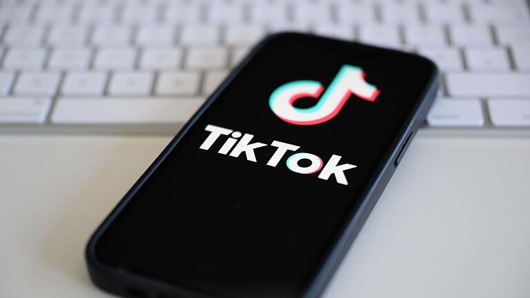 Online-Plattform Tiktok       -  Tiktok hat sich verpflichtet, ein Belohnungsprogramm der App-Version Tiktok Lite dauerhaft aus der EU zurückzuziehen.