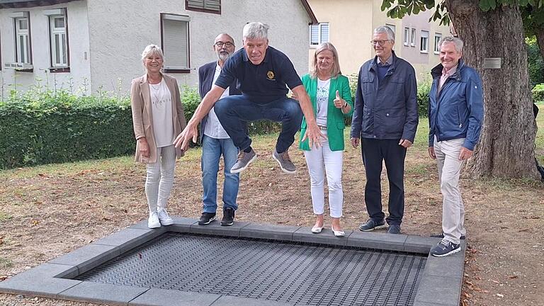 Peter Flux beim Probespringen auf dem neuen Bodentrampolin (hinten von links): Heike Theiler-Markert, Robert Barth, Bürgermeisterin Anette Schmidt, Michael Grethe und Roland Düll.