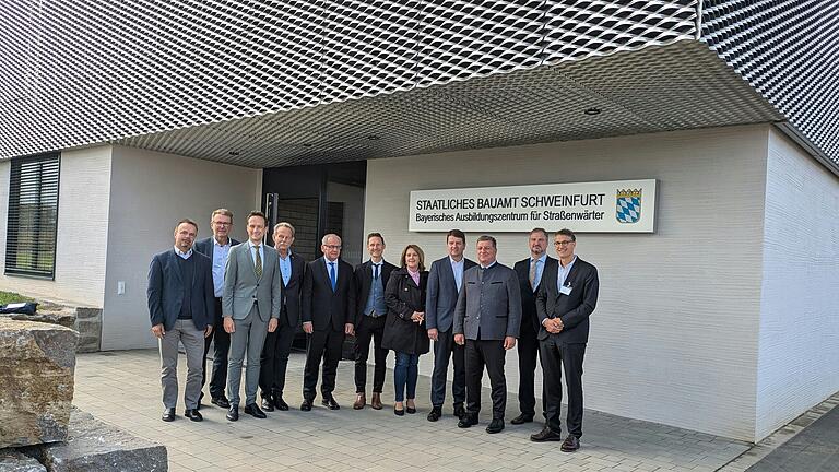 Bayerns Verkehrsminister Christian Bernreiter (CSU, Dritter von rechts mit den Ehrengästen) war der Festredner bei der Einweihung des Neubaus des Bayerischen Ausbildungszentrums für Straßenwärter in Gerolzhofen.&nbsp;