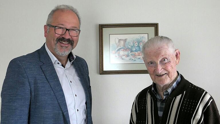 Bürgermeister Michael Gram (links) gratulierte Erich Kaufmann zum 90. Geburtstag