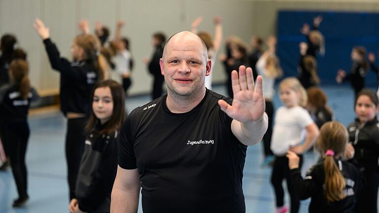 Christian Schmitt ist Jugendleiter beim VCC Veitshöchheim. Nebenbei gibt er Seminare zum Schutz der Kinder im Fasching bei Vereinen weit über die Grenzen von Würzburg hinaus. Christian Schmitt ist Jugendleiter beim VCC Veitshöchheim. Nebenbei gibt er Seminare zum Schutz der Kinder im Fasching bei Vereinen weit über die Grenzen von Würzburg hinaus.