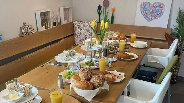 Eltern können im Hofladencafé der Familie Wallochny in Marktbreit entspannt frühstücken. Eltern können im Hofladencafé der Familie Wallochny in Marktbreit entspannt frühstücken.