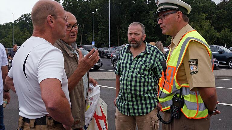 Bürger aus Hausen demontrieren dagegen, dass sich der Konzern 'Autobahn Tank & Rast' weder an den Herstellungskosten noch am laufenden Unterhalt einer neuen Kläranlage beteiligen will, in die das Abwasser der Rastanlage eingeleitet wird.