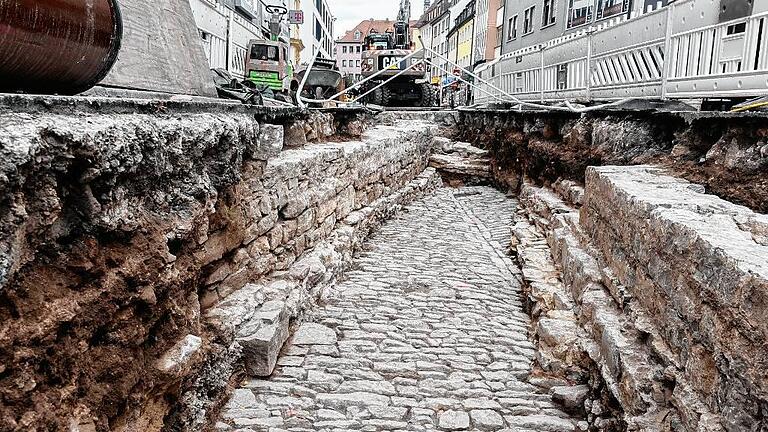 Historisches Pflaster – möglicherweise aus dem 16. Jahrhundert – ist jetzt bei den Bauarbeiten in der Spiegelstraße freigelegt worden. Historisches Pflaster – möglicherweise aus dem 16. Jahrhundert – ist jetzt bei den Bauarbeiten in der Spiegelstraße freigelegt worden.
