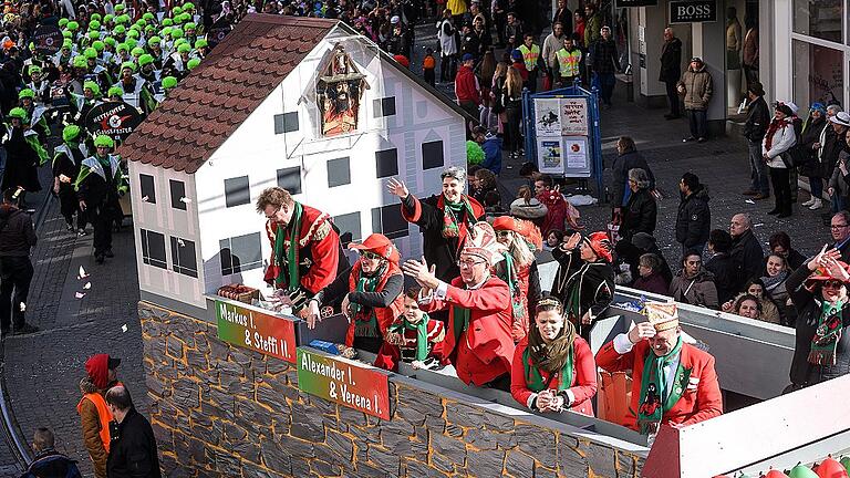 Wer einen Aufbau anfertigt, der muss besonders auf Höhe und Breite achten. (Würzburger Faschingszug 2017)