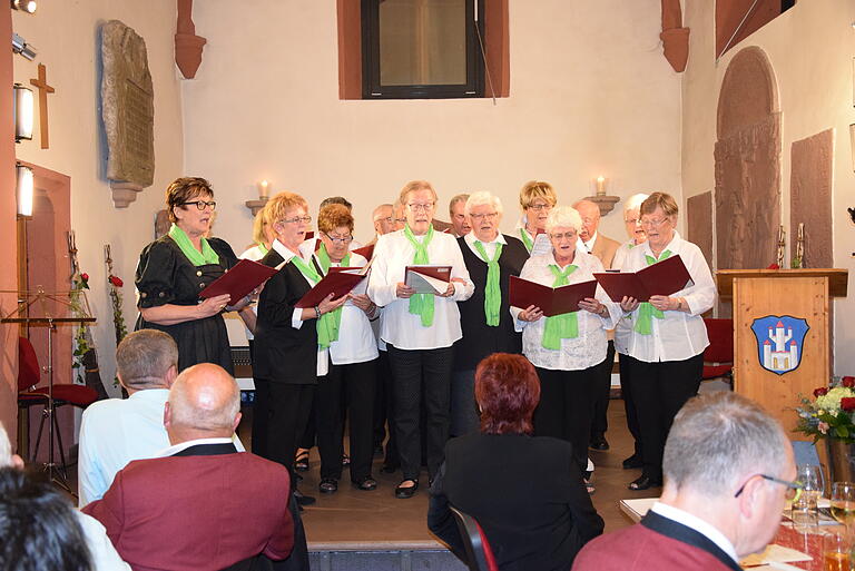 Der Gesangverein Liederkranz Mittelsinn unter der Leitung von Ingo Blum nahm an den Chor-Begegnungen beim Sängerfest des Gesangvereins Wernfeld in der Alten Kirche teil.