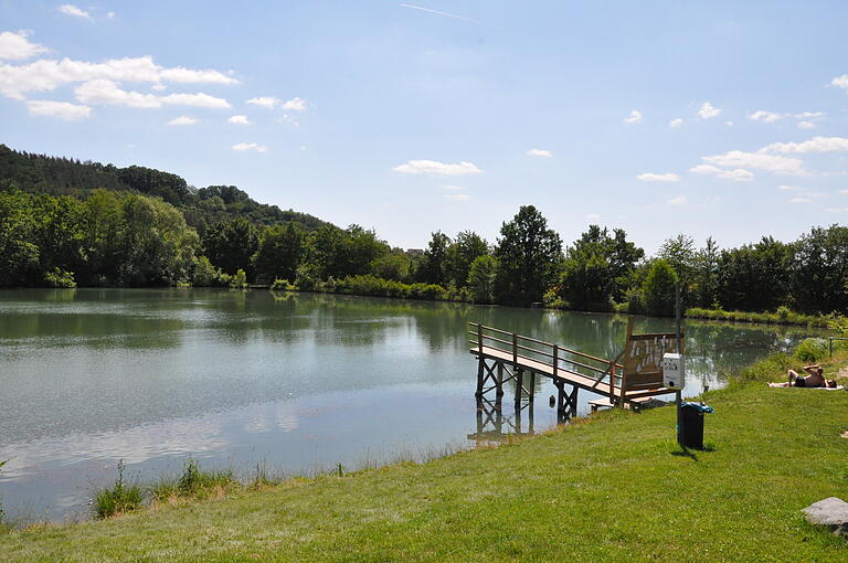 Idyllischer See: Seit kurzem ist der große Badesteg in Goßmannsdorf gesperrt.