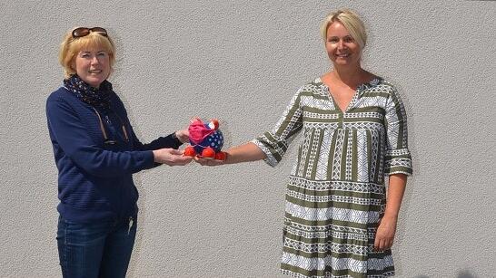 Carmen Türk (rechts) überreichte den Erlös aus dem Verkauf der selbst genähten Masken an Bastheims Kindergartenleiterin Elfi Schmalen.