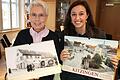 Die Leiterin des Kitzinger Stadtarchivs Doris Badel (links) und Tourismus-Chefin Vanessa Feineis präsentieren den historischen Kalender.