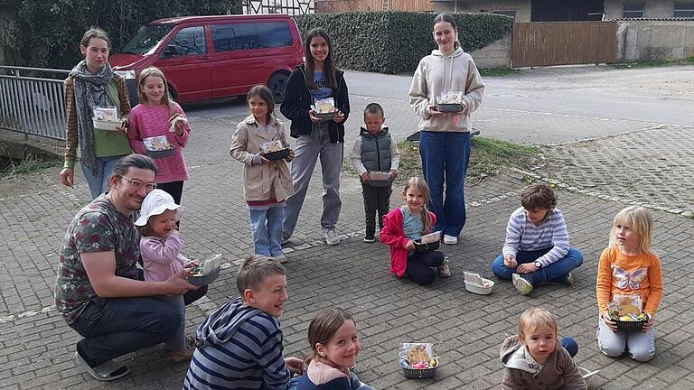 Die 'Münsterer Kids' mit ihren Osternesten. Die 'Münsterer Kids' mit ihren Osternesten.