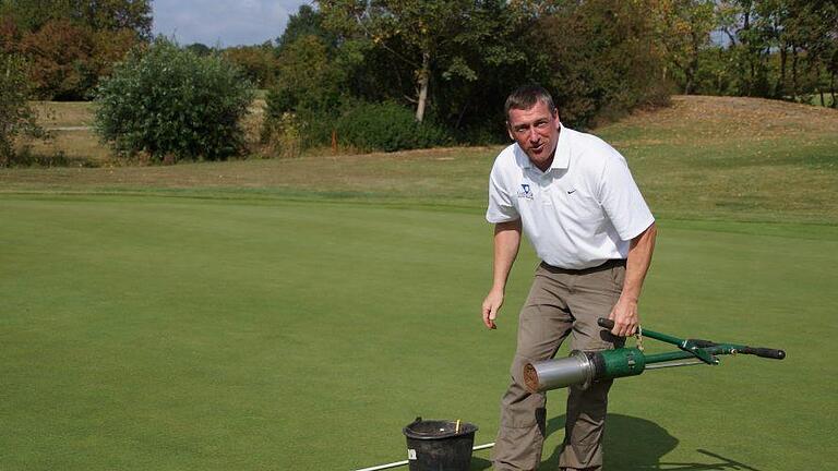 Frank Czarnietzki versetzt auf dem Platz in Maria Bildhausen das Loch auf dem neunten Grün. Er ist einer von 160 Greenkeepern, die nächstes Wochenende beim Ryder Cup - das größte Ereignis im Golfsport - in Paris dabei sein werden.Anton Then       -  Frank Czarnietzki versetzt auf dem Platz in Maria Bildhausen das Loch auf dem neunten Grün. Er ist einer von 160 Greenkeepern, die nächstes Wochenende beim Ryder Cup - das größte Ereignis im Golfsport - in Paris dabei sein werden.Anton Then