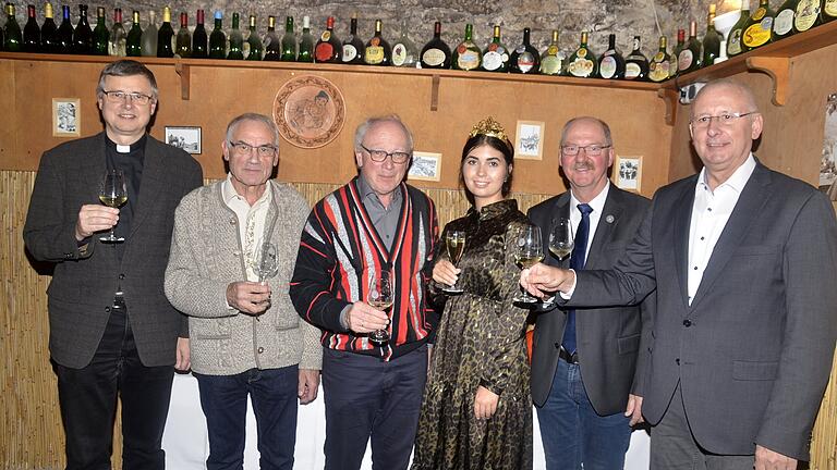 Stießen im Winzerkeller auf das 25. Weinherbst-Jubiläum an (von links): Pfarrer Matthias Wolpert, Berthold Schmitt, Franz Sauer, Weinprinzessin Lena Dornbusch, Hans Dornbusch und Bürgermeister Norbert Endres.