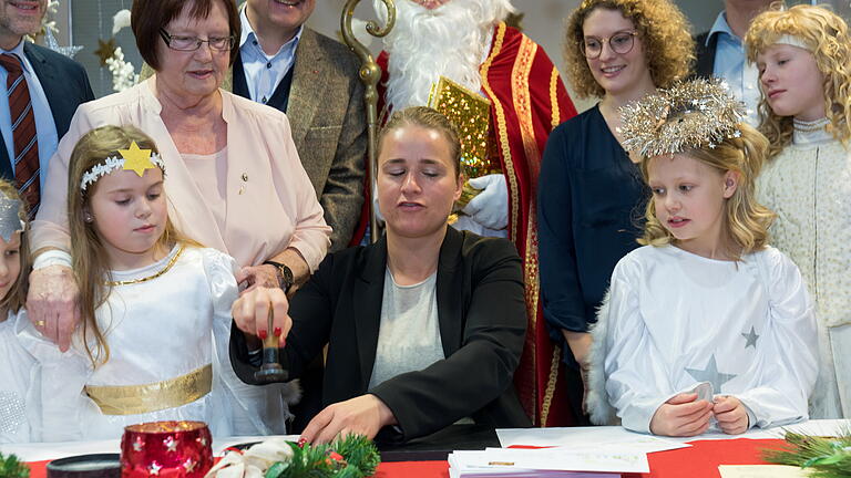Die einzige bayerische Weihnachtspostfiliale öffnete am Sonntag im Rathaus in Himmelstadt seine Pforten. Den ersten Sonderstempel setzte die blinde Verena Bentele, Präsidentin des Sozialverbandes VdK.