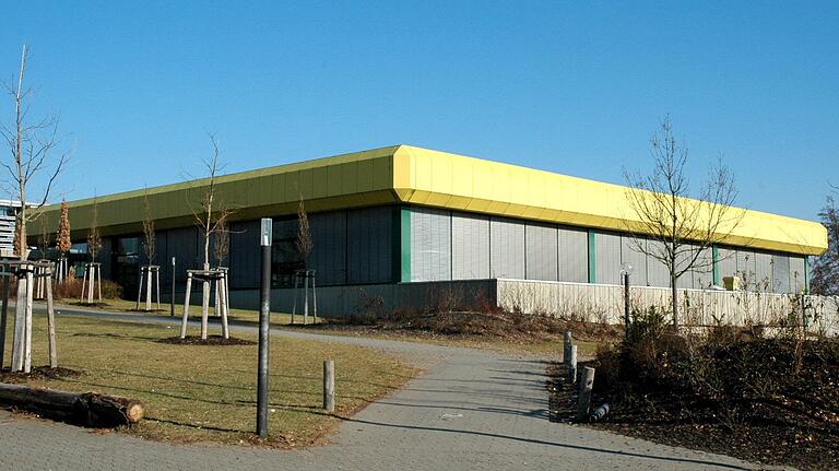 Wie geht es mit der Dreifachturnhalle am Schulzentrum in Haßfurt weiter? Rudi Eck befürchtet, dass zum Zeitpunkt von Generalsanierung oder Neubau dieser Halle die neue Einfachhalle am Eichelsee noch nicht gebaut sein wird, was für die Sportstadt Haßfurt gewaltige Einschnitte brächte. Wie geht es mit der Dreifachturnhalle am Schulzentrum in Haßfurt weiter? Rudi Eck befürchtet, dass zum Zeitpunkt von Generalsanierung oder Neubau dieser Halle die neue Einfachhalle am Eichelsee noch nicht gebaut sein wird, was für die Sportstadt Haßfurt gewaltige Einschnitte brächte.