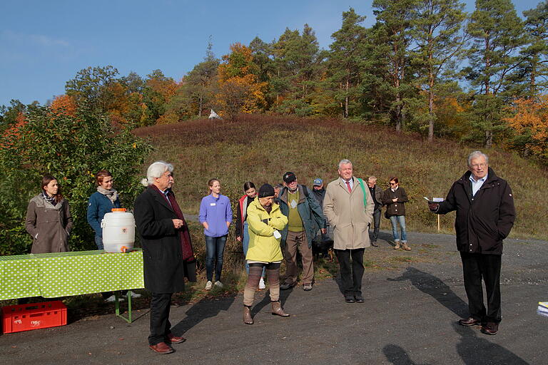In der prächtigen, herbstlichen Landschaft des früheren Standortübungsplatzes wurde der Obstlehrpfad im Beisein zahlreicher Gäste eröffnet.