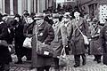 Der Abmarsch der Deportationsopfer am 24. März 1942 vom 'Fränkischen Hof' in Kitzingen.  Der junge Mann mit der Umhängetasche neben dem Polizisten ist der damals 16-jährige Horst Bauer aus Kitzingen.