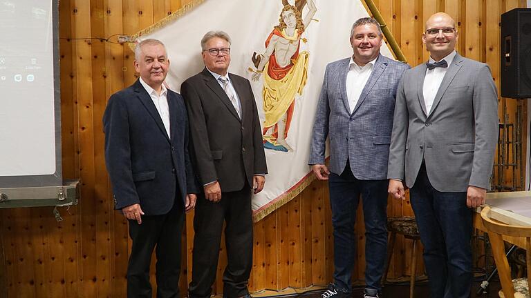 Der scheidende Bürgerhauptmann Georg Wagner mit seinem Nachfolger Frank Wagner, flankiert von Pfarrer Stefan Mai (links) und Marktgemeinderat Jürgen Moller. Der scheidende Bürgerhauptmann Georg Wagner mit seinem Nachfolger Frank Wagner, flankiert von Pfarrer Stefan Mai (links) und Marktgemeinderat Jürgen Moller.