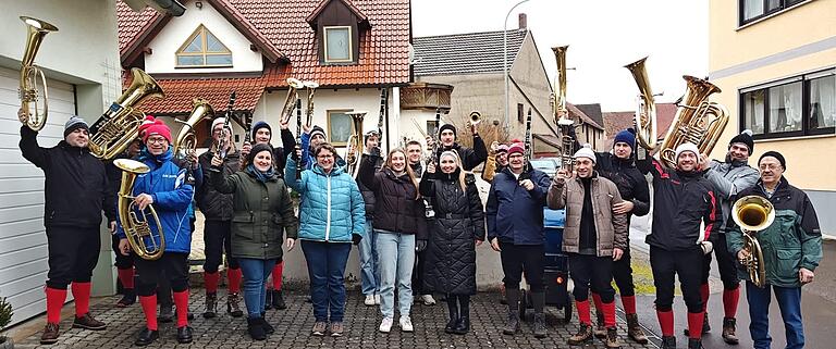 Noch schaffen es die Dürrfelder, jedem Anwesen ein eigenes Ständchen zum Jahresende anzublasen, denn Tradition wird bei ihnen großgeschrieben. Noch schaffen es die Dürrfelder, jedem Anwesen ein eigenes Ständchen zum Jahresende anzublasen, denn Tradition wird bei ihnen großgeschrieben.